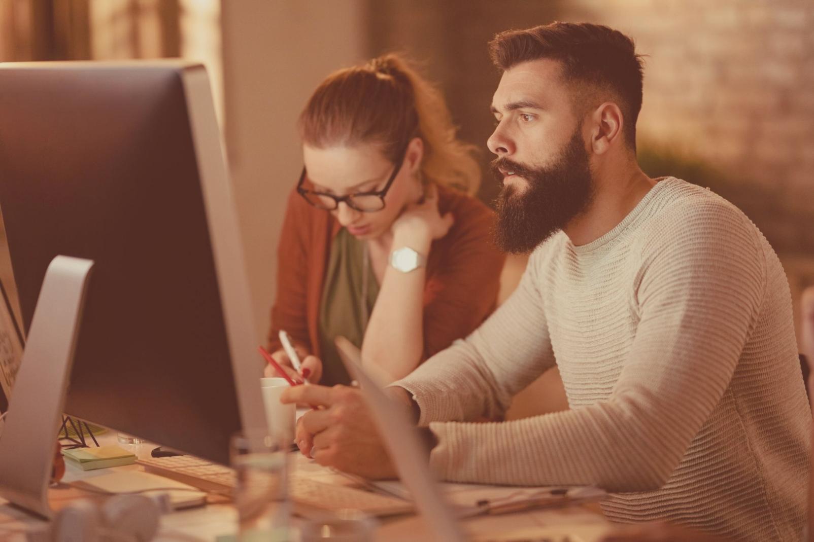 Team bei der Arbeit an neuen Kursinhalten
