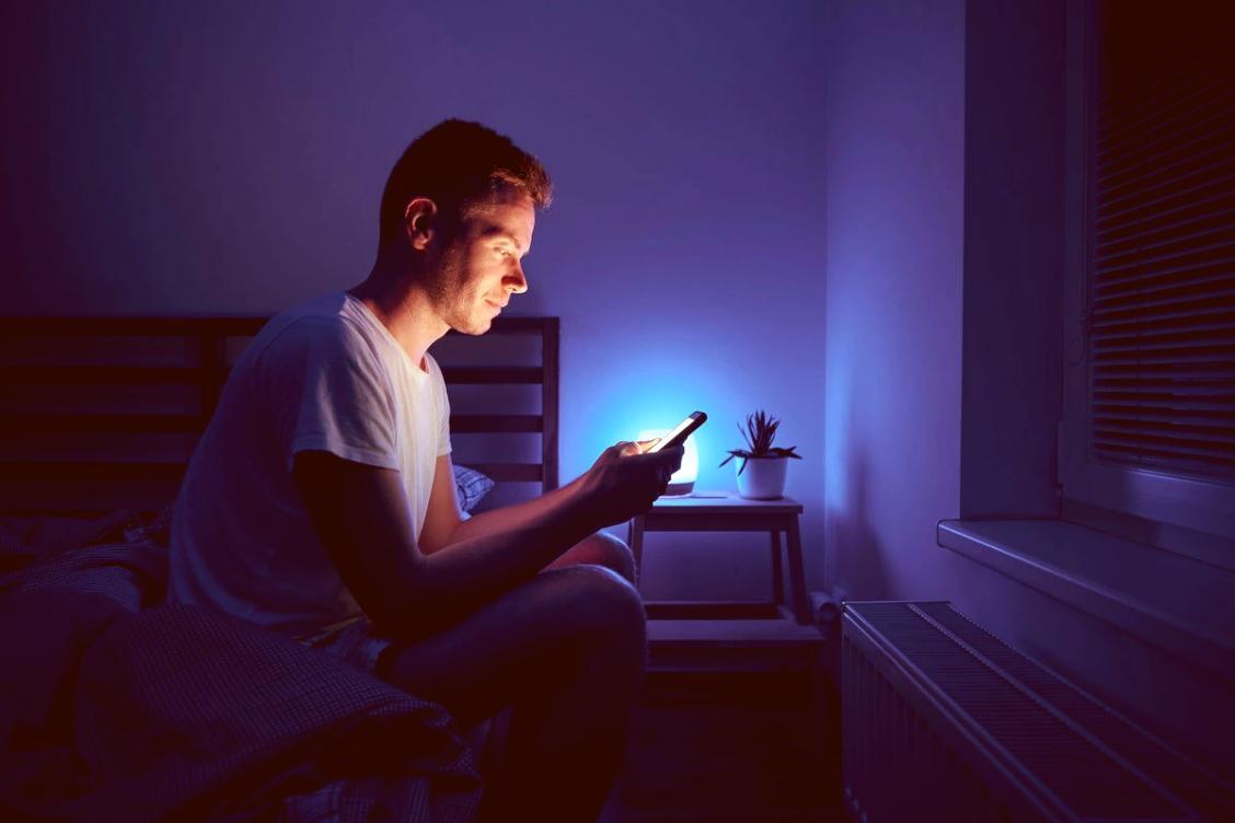 Programmierer arbeitet an responsive Website-Layout